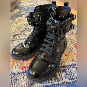 Geox girls patent leather boot super stylish size 36 excellent condition.